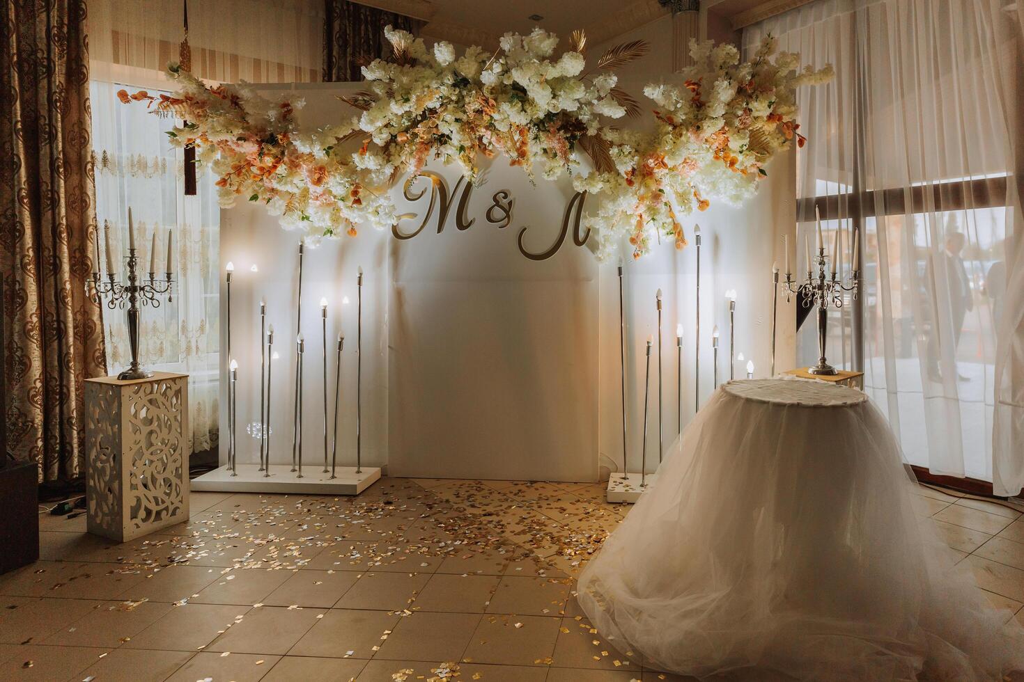 un lujoso Boda ceremonia. romántico Boda ceremonia. muchos flores, candelabros champán lentes. inscripción Sres. y Señora. Boda detalles foto