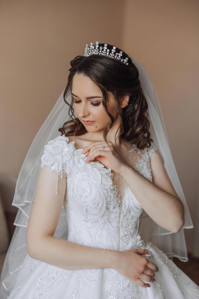 Moda foto de un hermosa novia con oscuro pelo en un elegante Boda vestir y maravilloso maquillaje en el habitación en el Mañana de el boda. el novia es preparando para el Boda