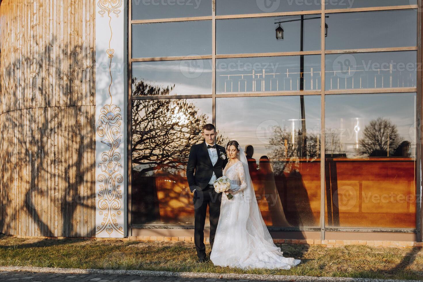 Boda Pareja en un caminar en el otoño parque. el novia en un hermosa blanco vestido. amor y relación concepto. novio y novia en naturaleza al aire libre foto