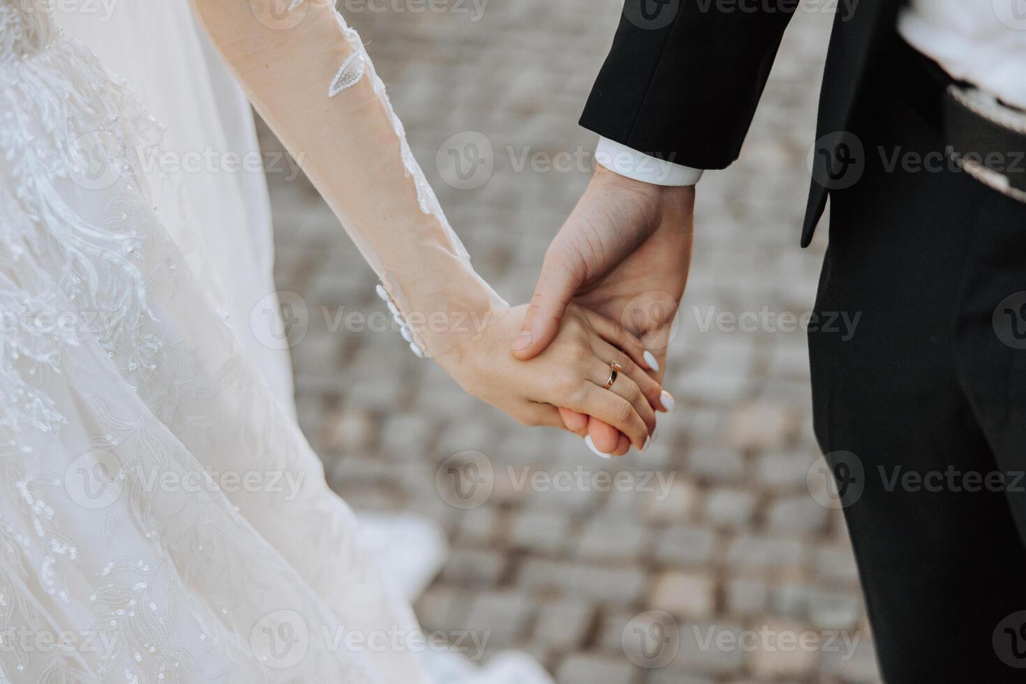 juntos nosotros hacer el mundo mejor. de cerca ver de casado Pareja participación manos. novia y novio mano en mano foto