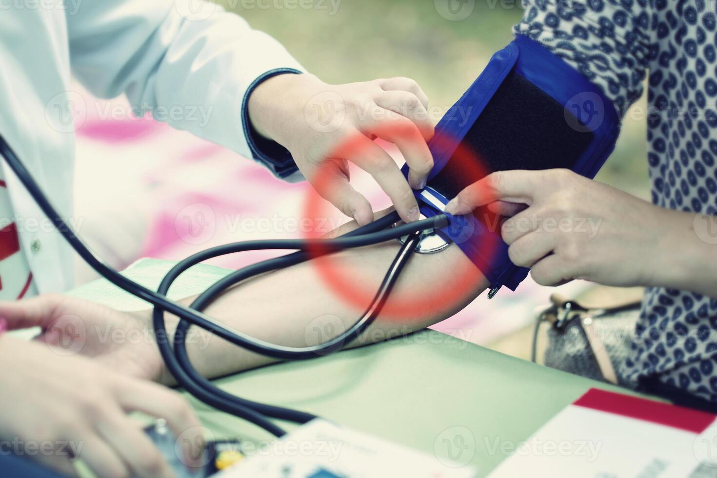 el médico medidas el presión de el paciente foto