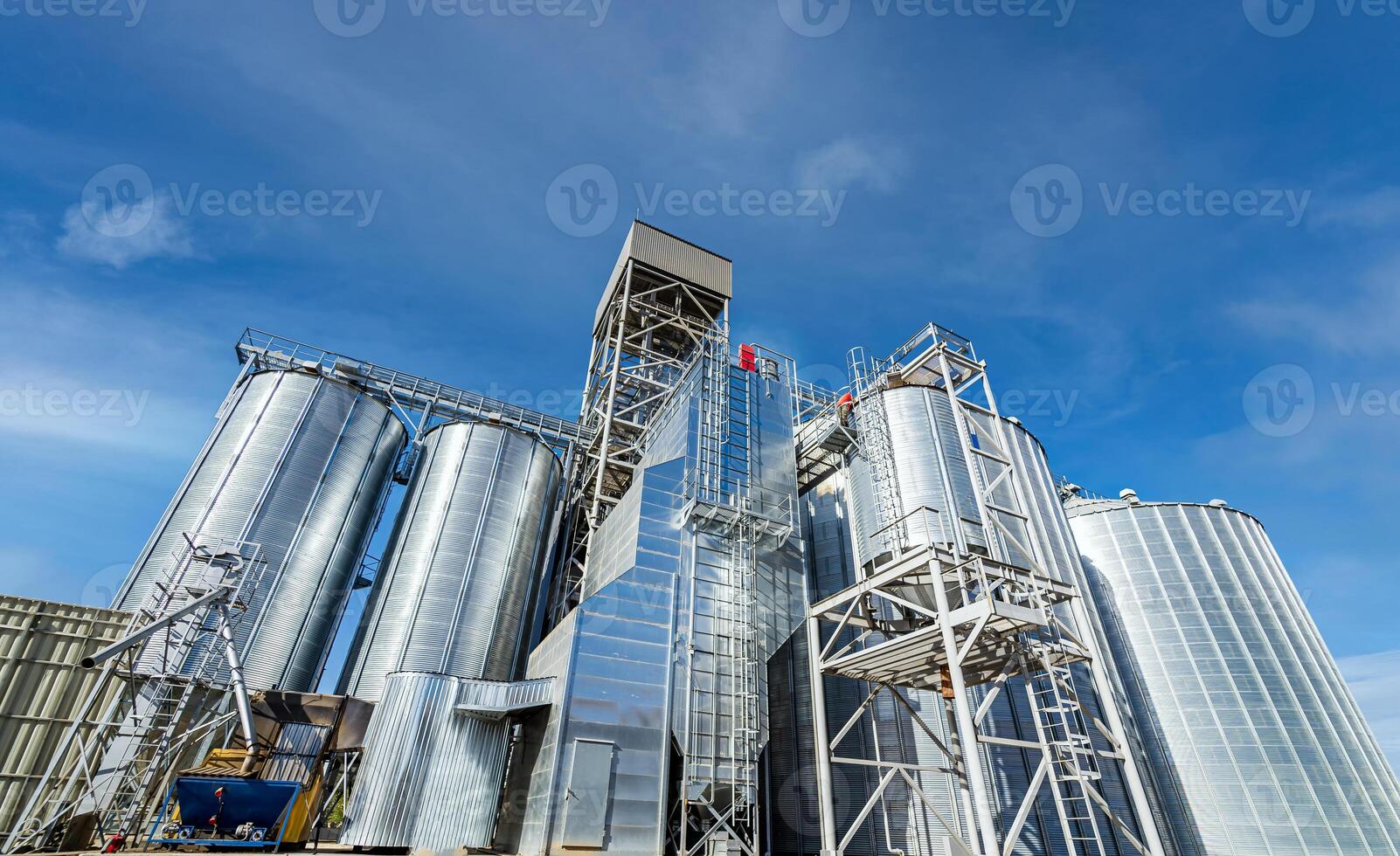 almacén para maíz, trigo y cebada almacenamiento. largo término grano depositando a moderno fábrica. de cerca. foto