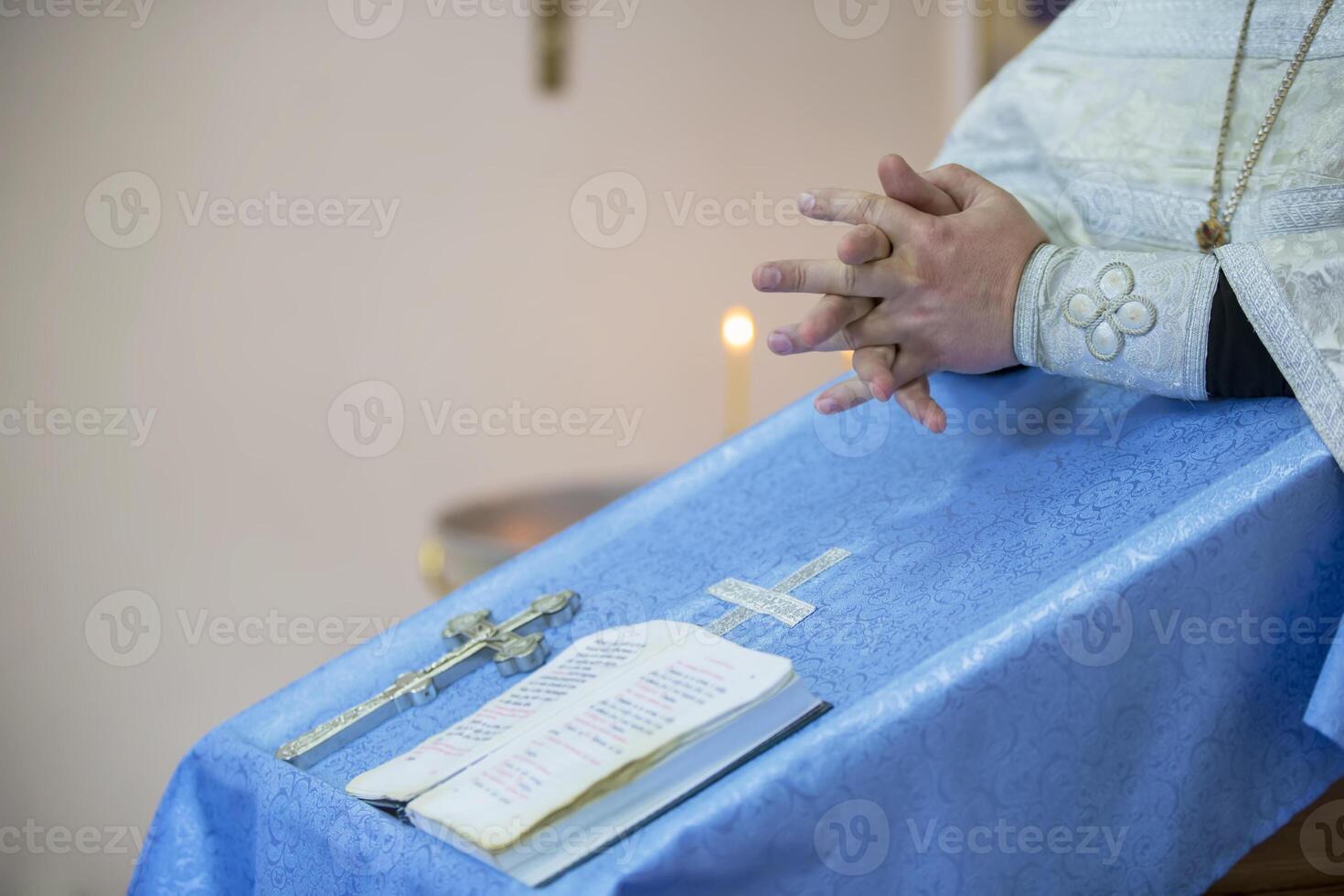 manos de el sacerdote en el antecedentes de el Iglesia foto