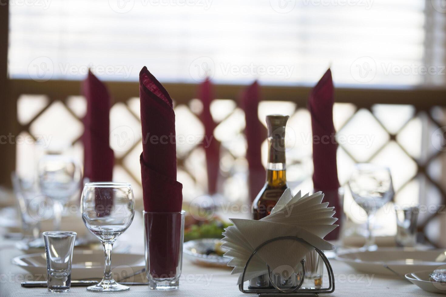 mesa en el restaurante con accesorios Listo para el comenzando de cena foto