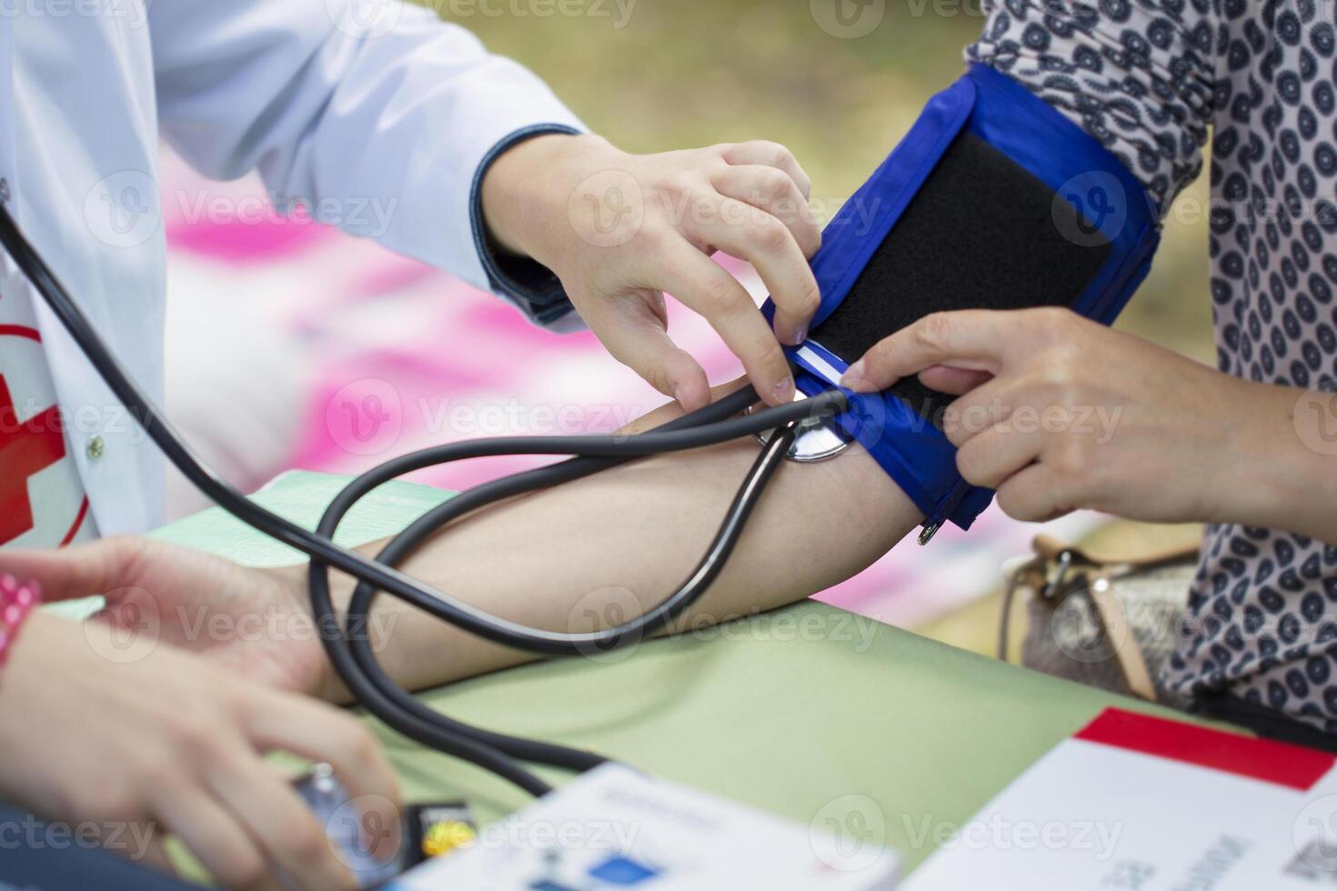 el médico medidas el presión de el paciente foto