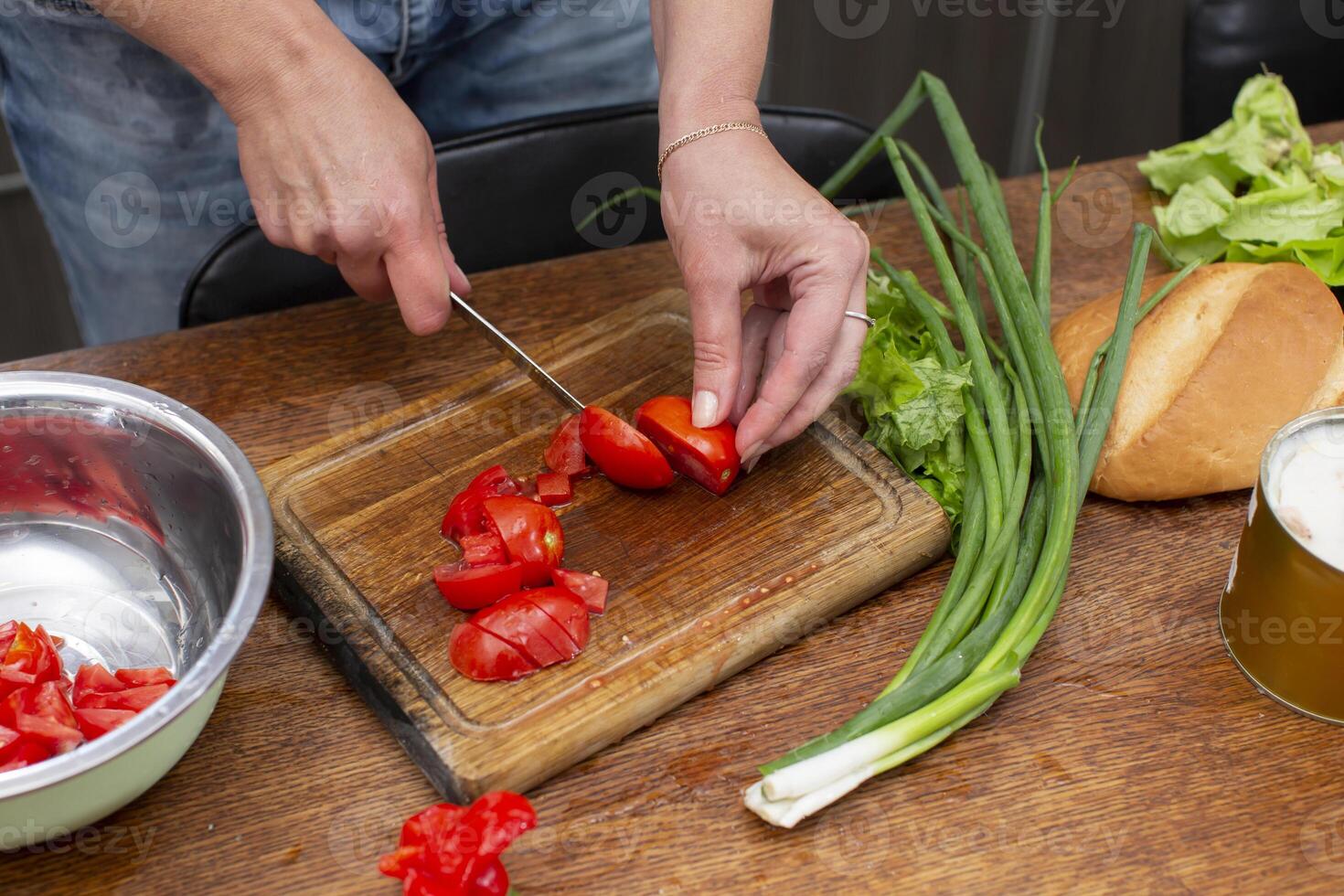 Chop the green onions and tomatoes and place them in a bowl. Prepare the salad. photo