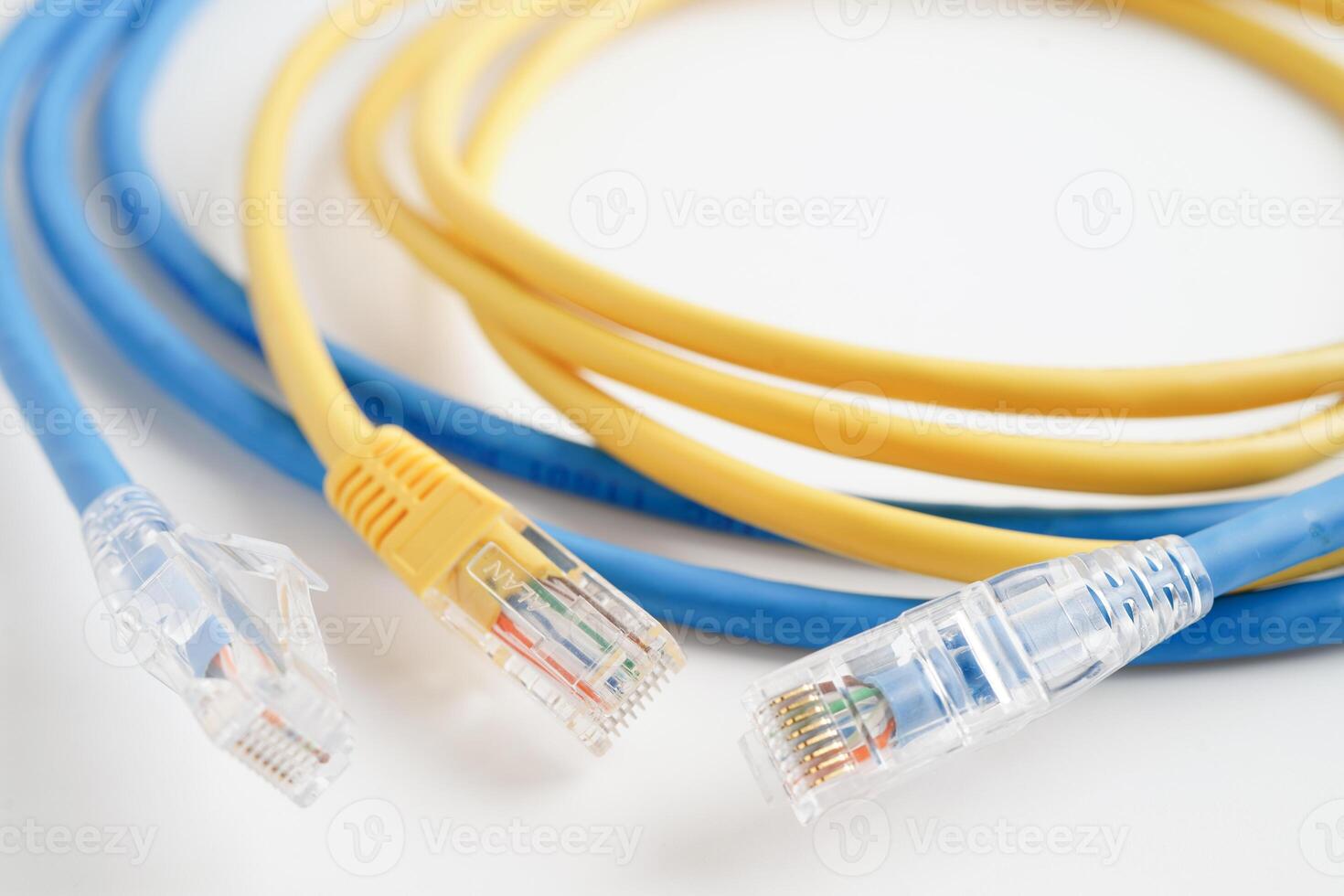 ethernet cable para conectar a inalámbrico enrutador enlace a Internet Servicio proveedor red. foto