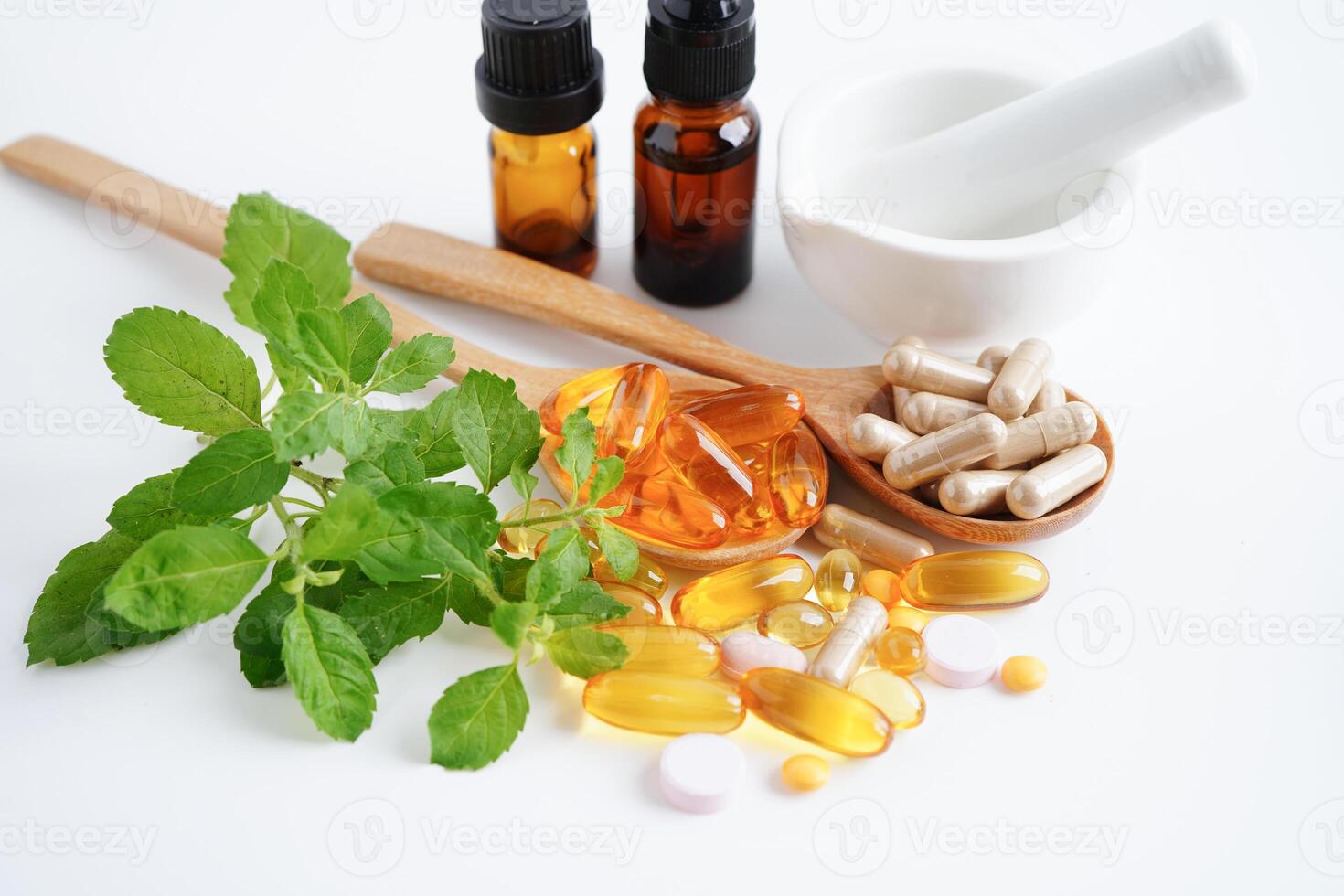 medicina alternativa cápsula orgánica a base de hierbas con vitamina e omega 3 aceite de pescado, mineral, medicamento con hojas de hierbas suplementos naturales para una vida sana y buena. foto