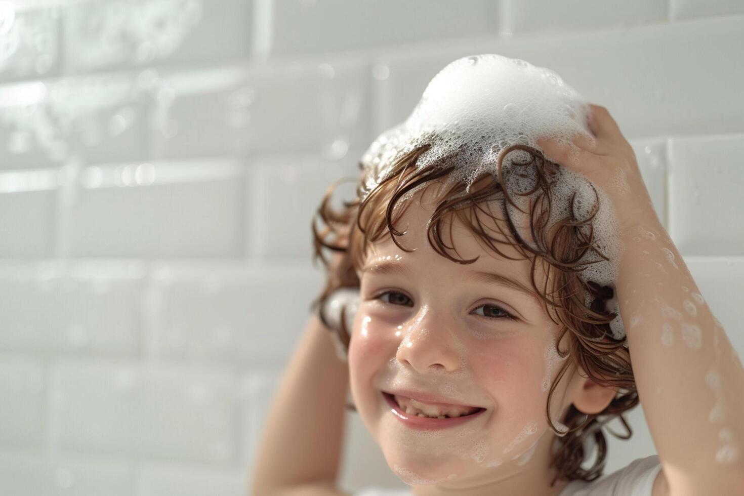 ai generado joven chico niño Lavado su pelo foto