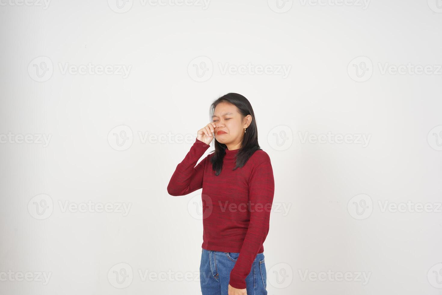 joven asiático mujer en rojo camiseta triste llorando aislado en blanco antecedentes foto