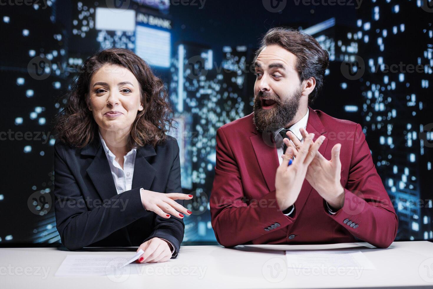 presentadores de noticias equipo radiodifusión En Vivo Noticias y diario eventos, debate global problemas para televisión red. hombre y mujer presentadores hospedaje tarde noche espectáculo, entretenimiento industria. foto