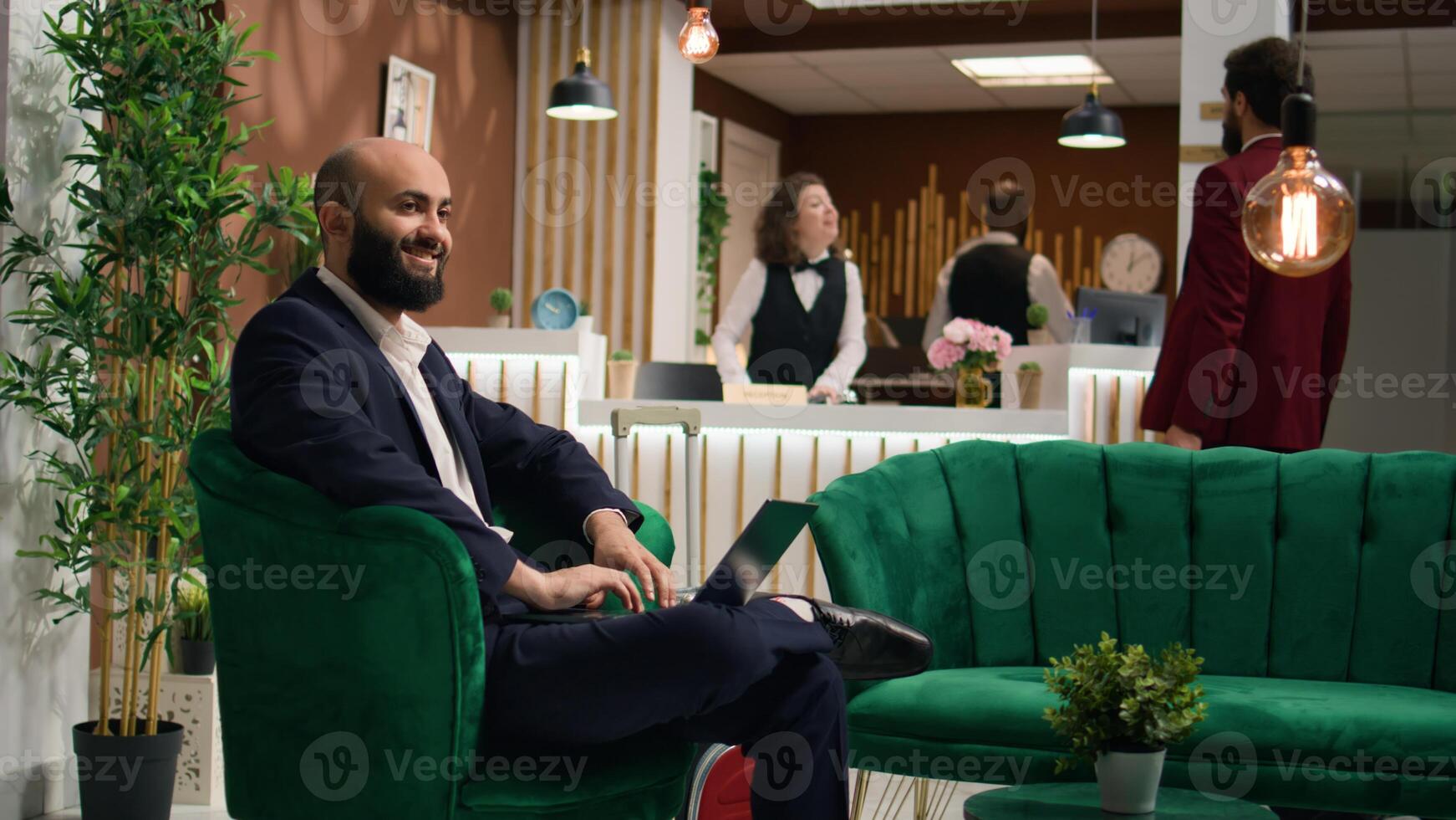 medio oriental trabajador en negocio viaje escritura presentación notas en salón área, reunión con inversores en el extranjero. ejecutivo gerente trabajando en ordenador portátil revisando notas, de viaje para trabajar. foto