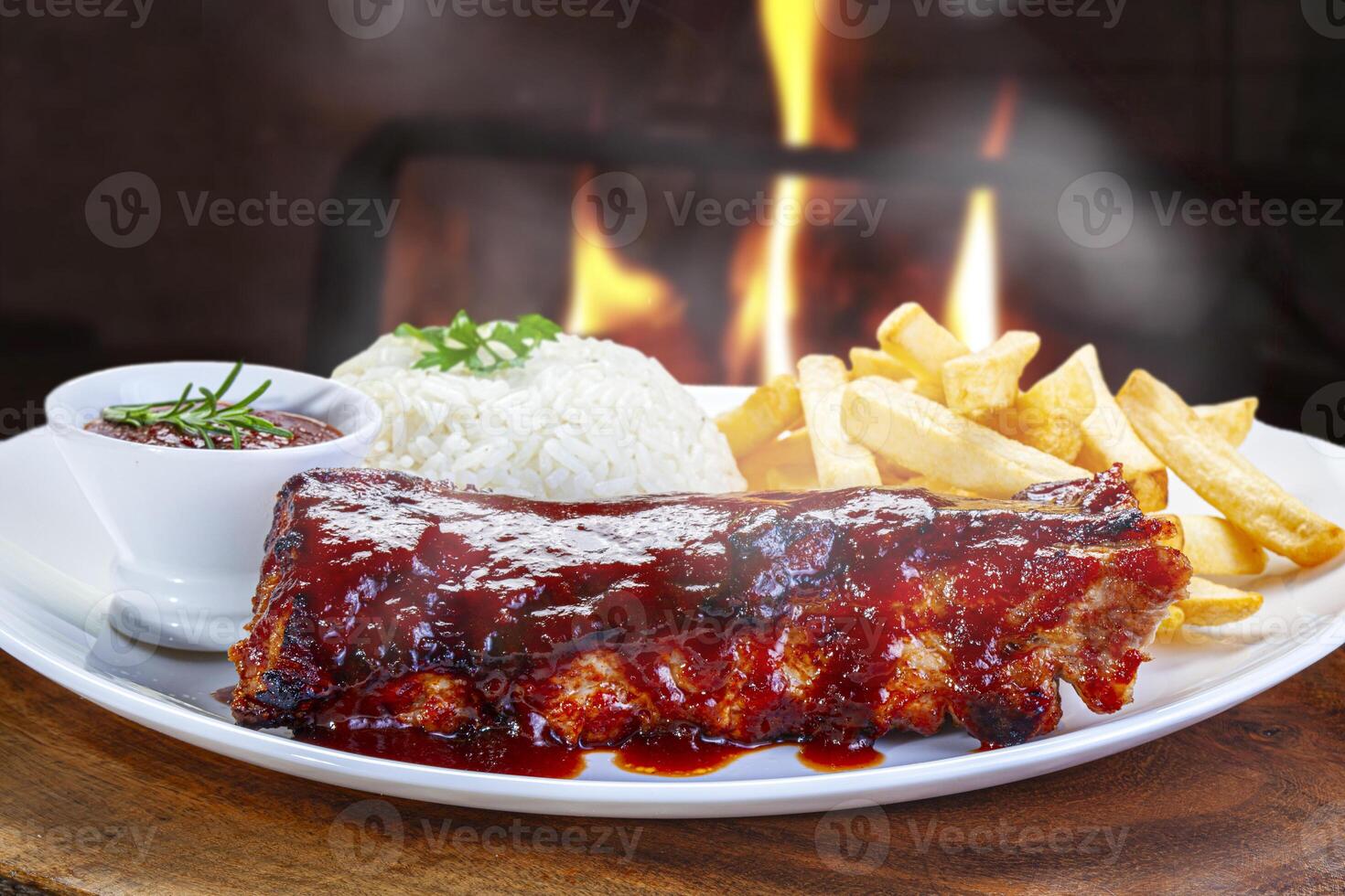 Cerdo costillas con parilla salsa, francés papas fritas y arroz foto