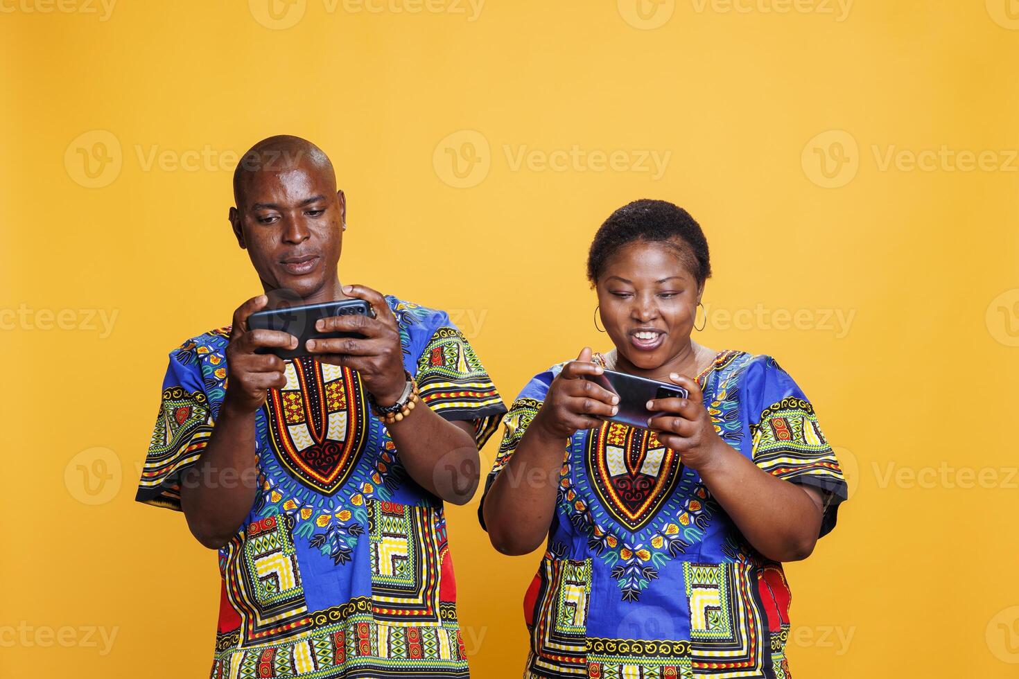 contento Pareja en relación con alegre expresión disfrutando en línea juego en móvil Los telefonos. sonriente hombre y mujer jugadores par jugando videojuego con teléfono inteligente solicitud foto