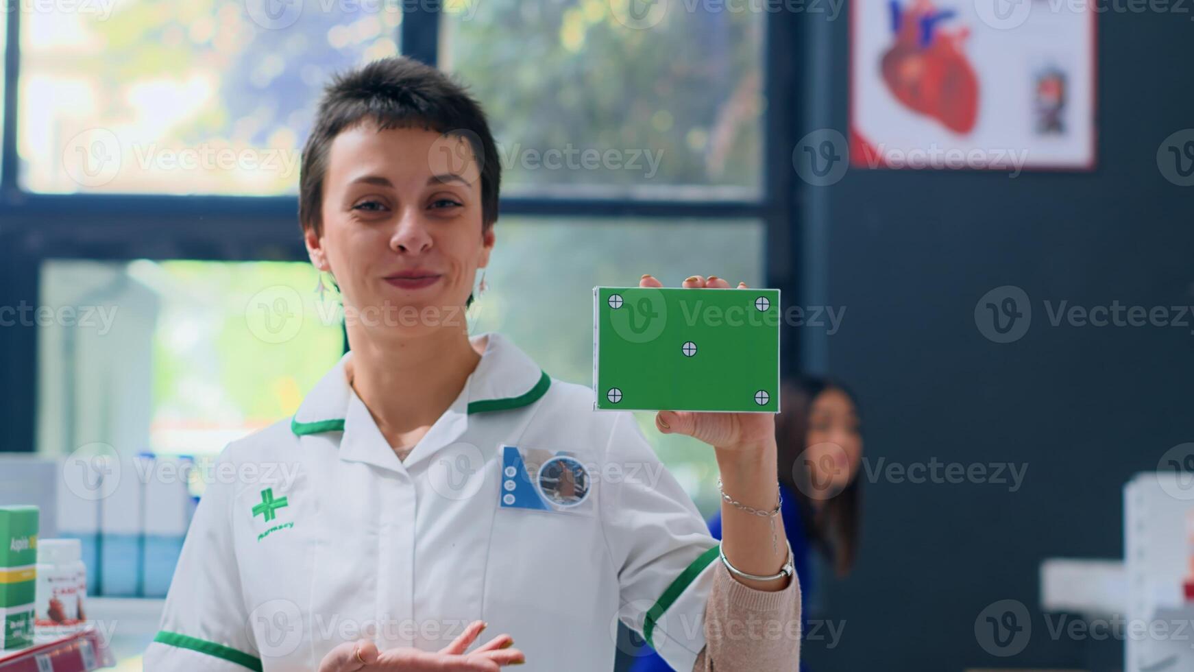 retrato de alegre farmacéutico en boticario participación aislado empaquetado médico producto. sonriente cuidado de la salud experto Listo a proporcionar medicinal servicios a compradores, participación Bosquejo medicamento caja foto