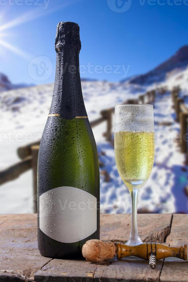 botella y vaso de enfriado champán foto