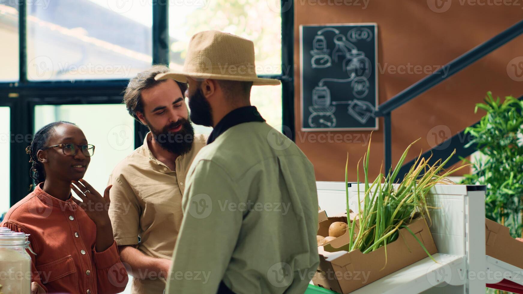 clientes preguntando acerca de orgánico productos almacenado en cajas a local cero residuos eco supermercado. Encargado de tienda recomendando sano comiendo productos quimicos gratis alternativas a vegano personas compras. foto