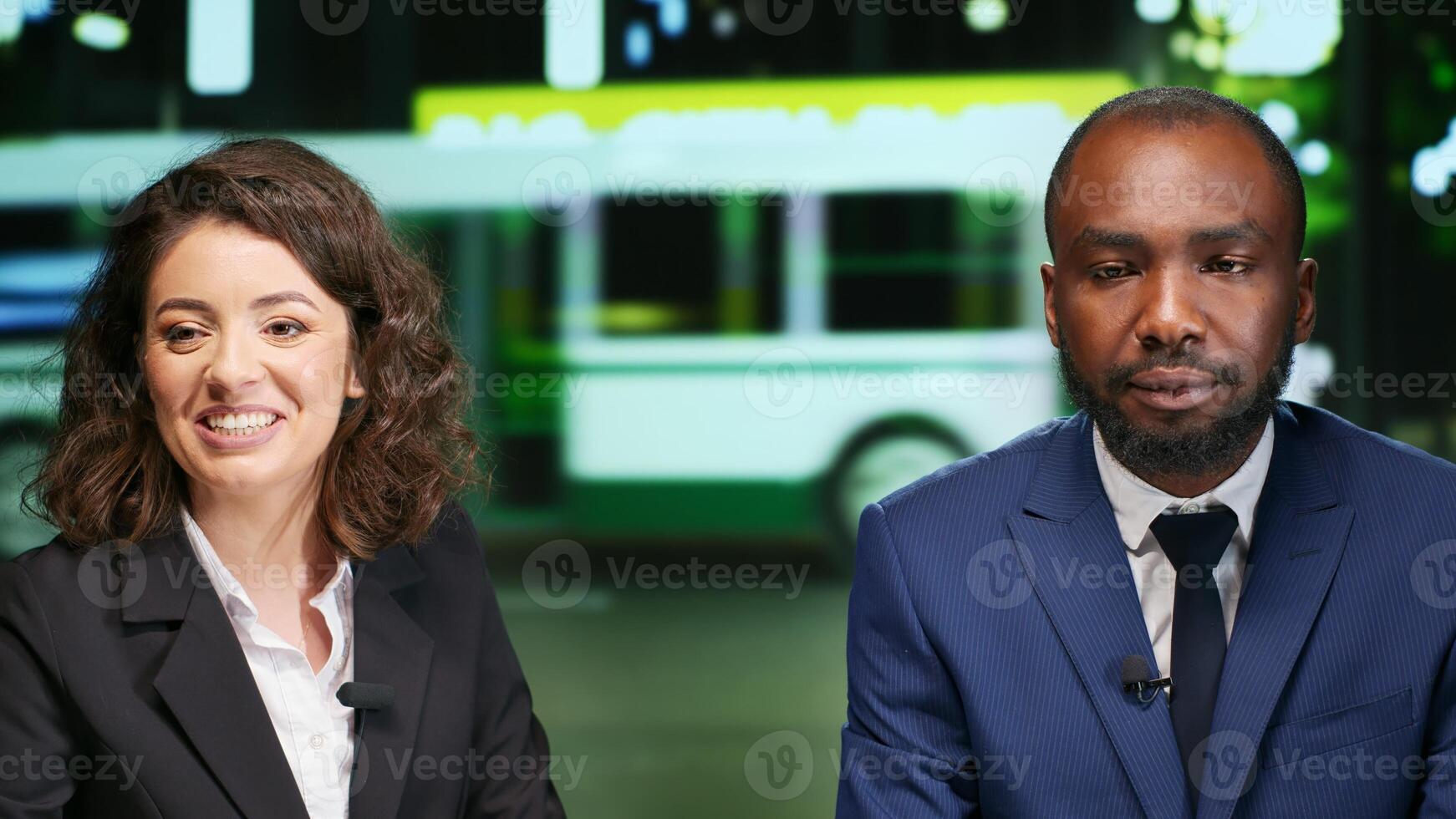 periodistas equipo hablar acerca de último Noticias en noche hablar espectáculo, presentación importante eventos en medios de comunicación televisión programa. presentadores de noticias hombre y mujer que se discute acerca de diario temas, global anuncio canal. foto