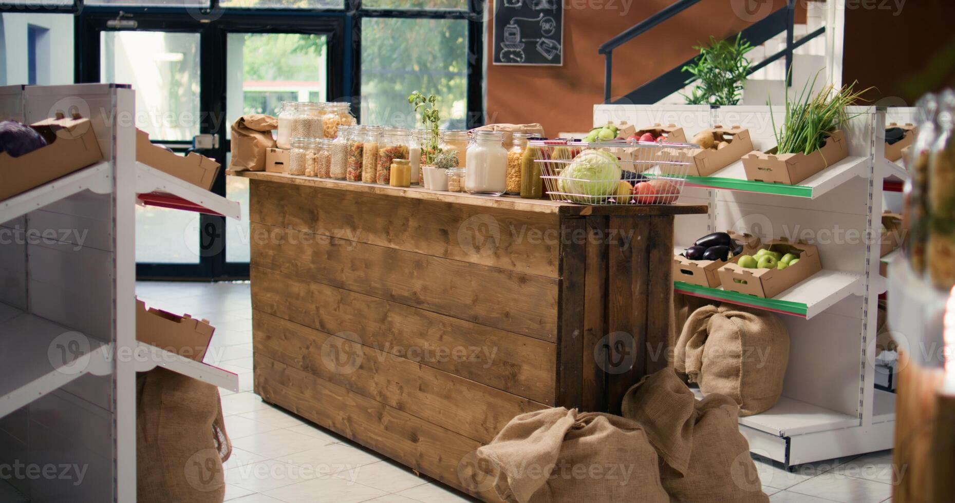 abultar comida artículos en reutilizable contenedores vendido en cero residuos supermercado a proteger ambiental cambios. eco simpático local tienda con orgánico agricultura producir, pasta, especias y salsas foto