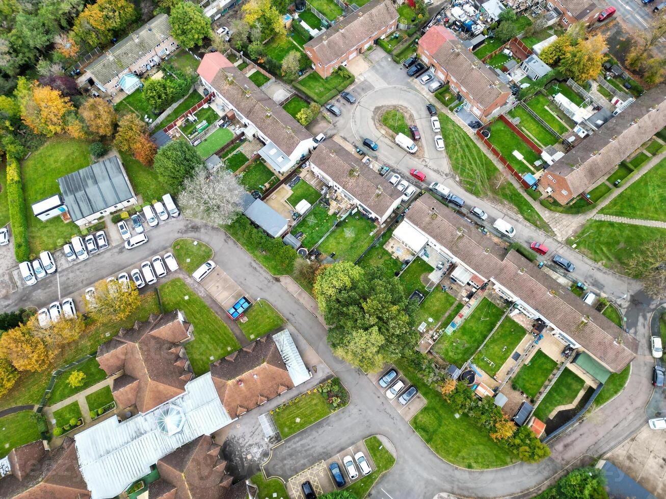 aéreo ver de residencial distrito y real inmuebles casas a hemel cáñamo ciudad de Inglaterra Reino Unido. noviembre 5to, 2023 foto