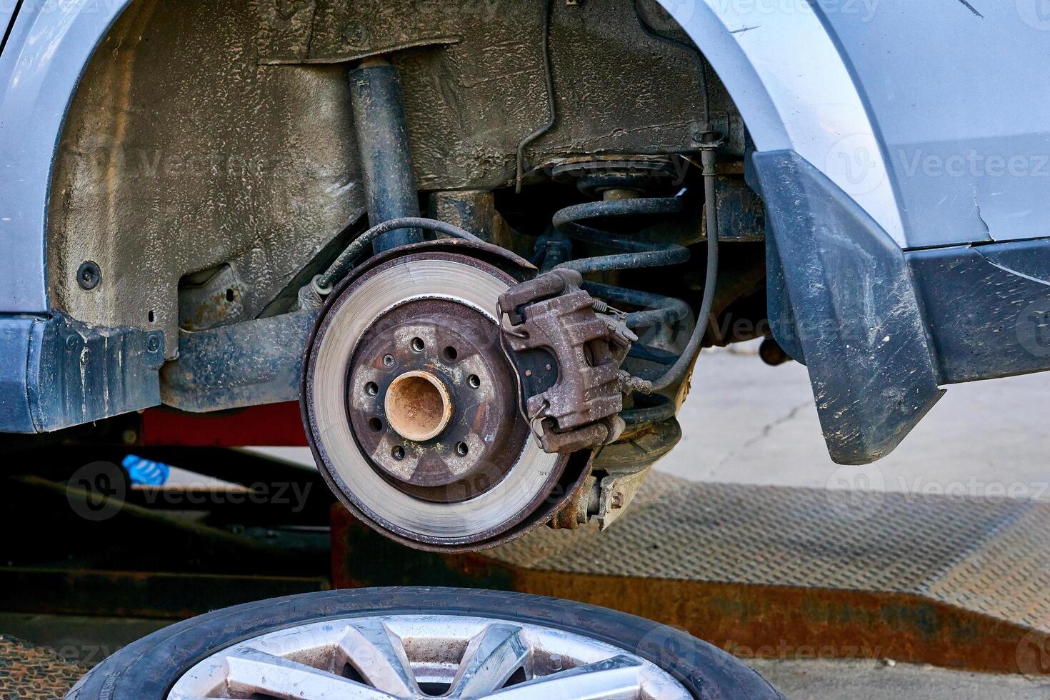 Servicio para el reparar y reemplazo de un coche rueda a un neumático estación foto