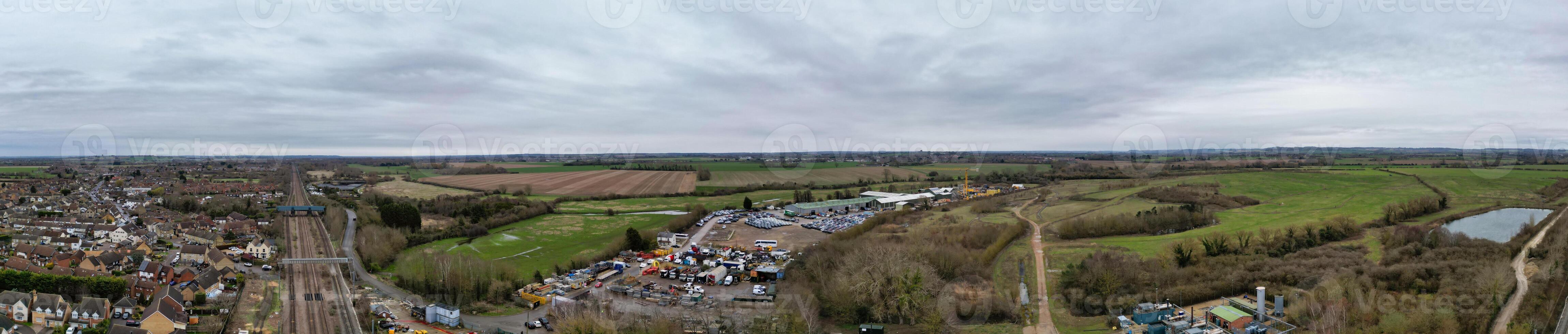 alto ángulo panorámico ver de arseley pueblo de Inglaterra Reino Unido. el imágenes estaba capturado durante nublado y lluvioso día de feb 28, 2024 foto
