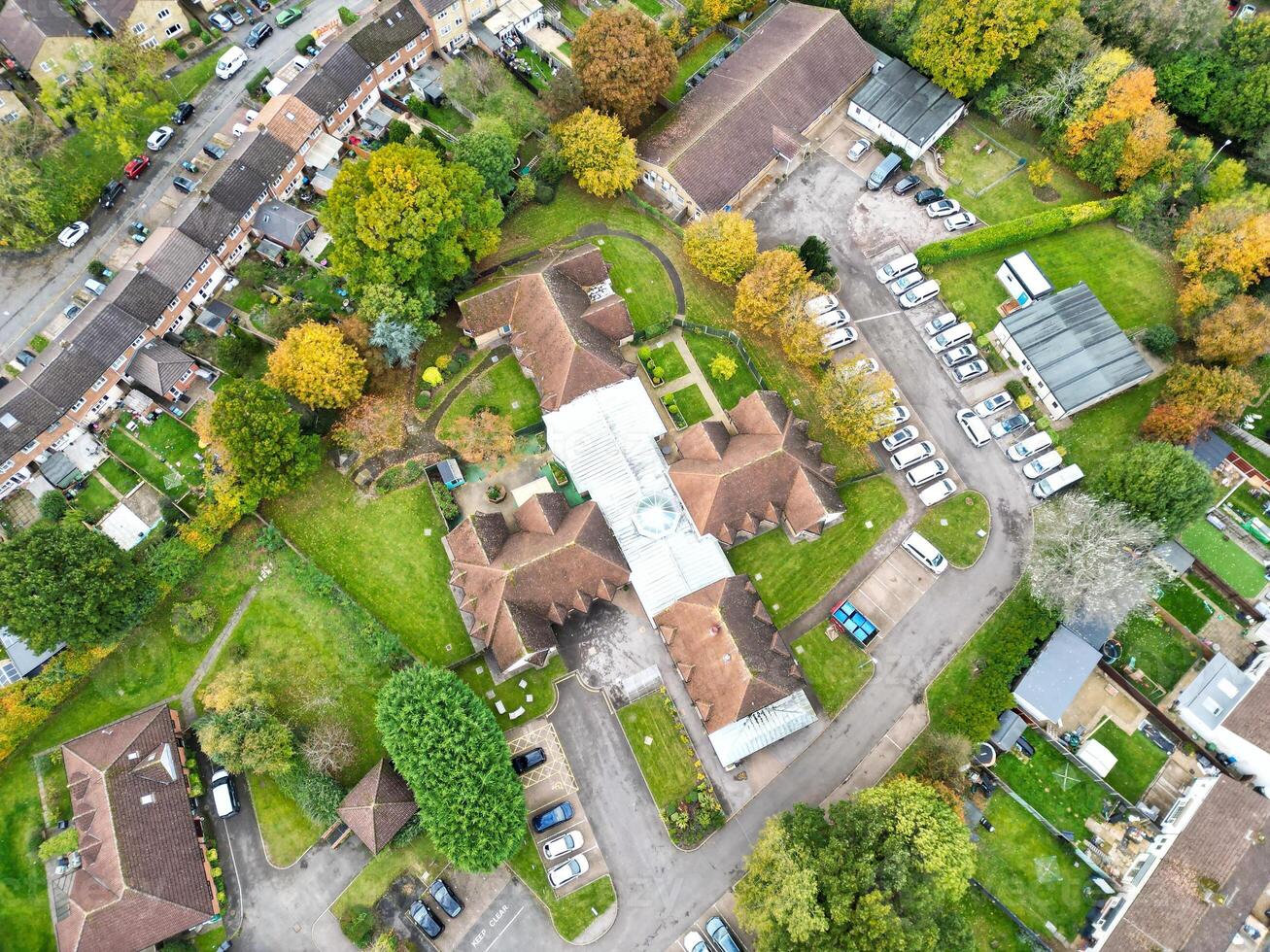 aéreo ver de residencial distrito y real inmuebles casas a hemel cáñamo ciudad de Inglaterra Reino Unido. noviembre 5to, 2023 foto