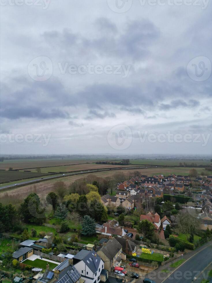 alto ángulo ver de arlesy pueblo de Inglaterra Reino Unido. el imágenes estaba capturado durante nublado y lluvioso día de feb 28, 2024 foto
