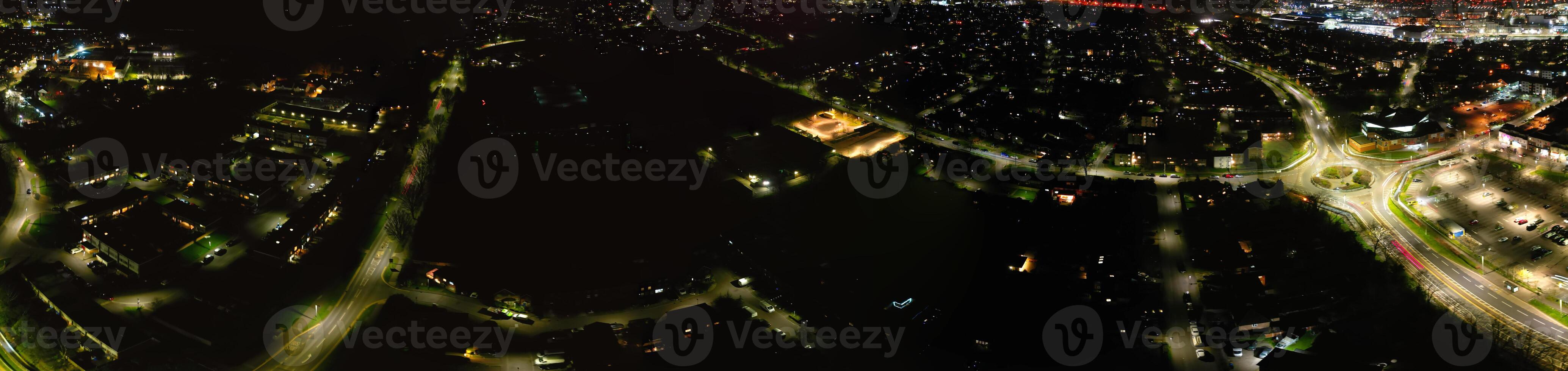 aéreo panorámico ver de iluminado central Hatfield ciudad de Inglaterra Reino Unido durante noche. marzo 9, 2024 foto