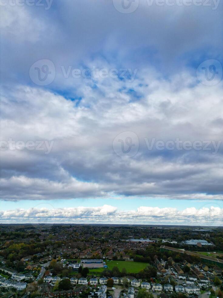 hermosa alto ángulo ver de cielo y dramático nubes terminado central hemel cáñamo ciudad de Inglaterra genial Bretaña. noviembre 5to, 2023 foto