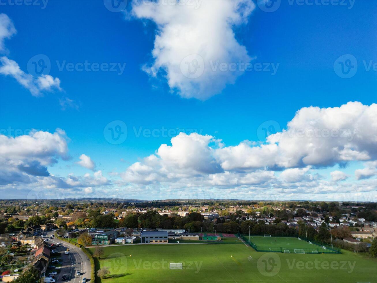 hermosa alto ángulo ver de cielo y dramático nubes terminado central hemel cáñamo ciudad de Inglaterra genial Bretaña. noviembre 5to, 2023 foto