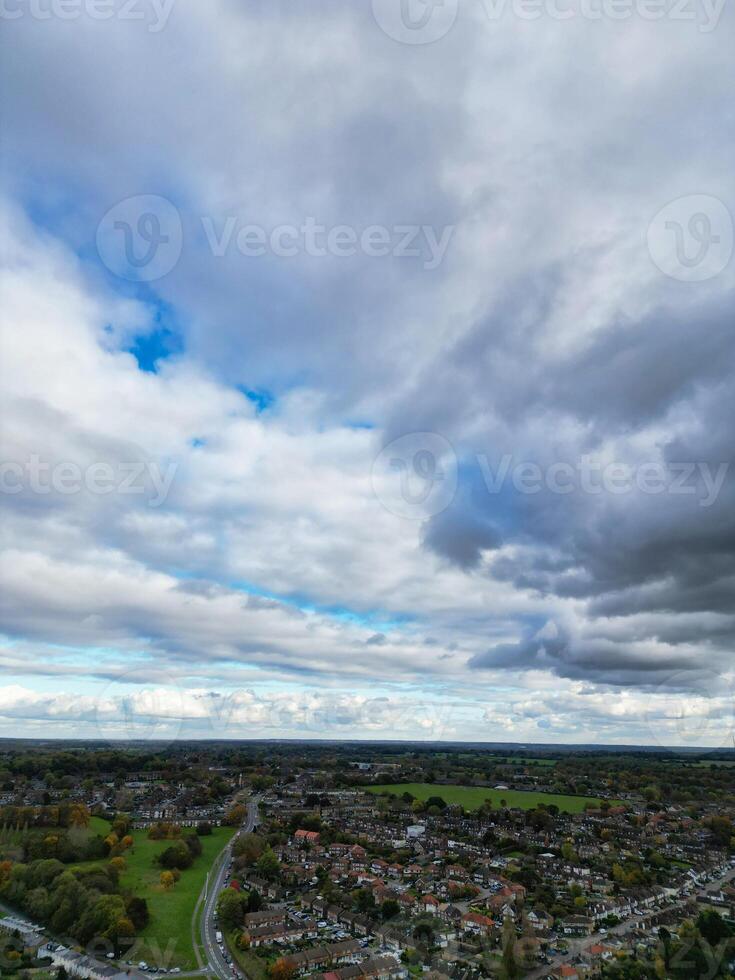 hermosa alto ángulo ver de cielo y dramático nubes terminado central hemel cáñamo ciudad de Inglaterra genial Bretaña. noviembre 5to, 2023 foto