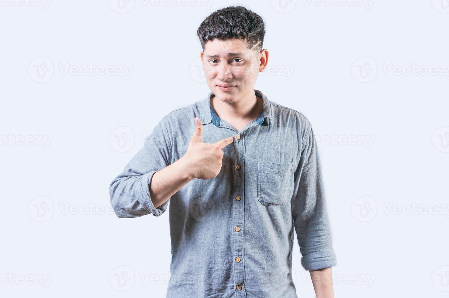 desconcertado joven hombre señalando a él mismo aislado. confuso hombre señalando a él mismo aislado foto