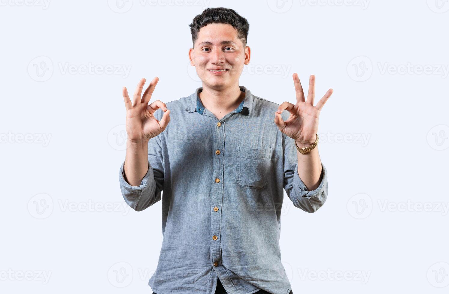 Interprete persona gesticulando Okay en firmar idioma. sonriente joven hombre gesticulando aprobado en firmar idioma foto