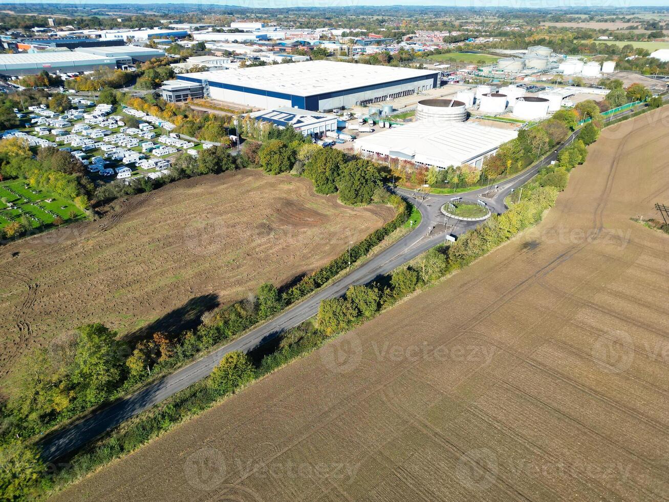 aéreo ver de campo de hemel cáñamo pueblo de Inglaterra Reino Unido. noviembre 5to, 2023 foto