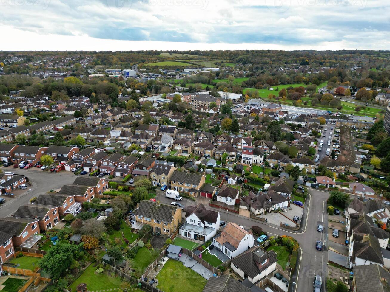 aéreo ver de residencial distrito y real inmuebles casas a hemel cáñamo ciudad de Inglaterra Reino Unido. noviembre 5to, 2023 foto