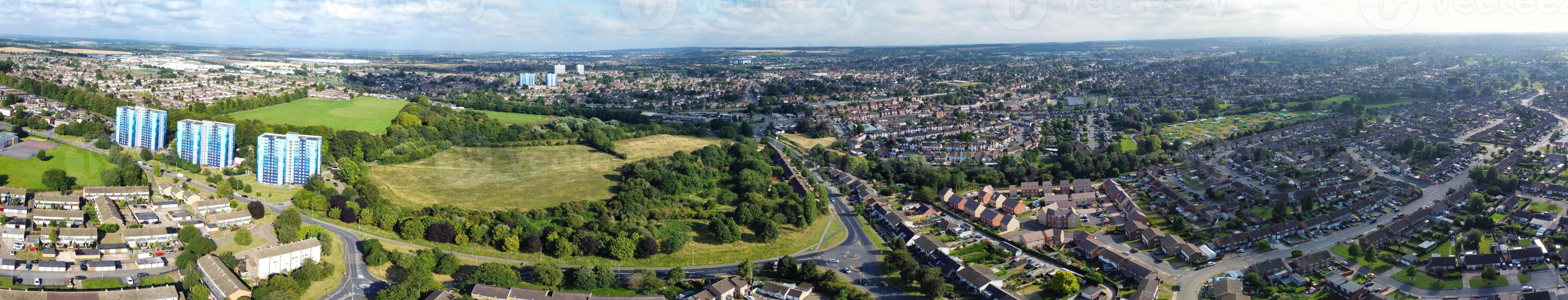 aéreo panorámico ver de este lutón ciudad de Inglaterra Reino Unido. agosto 17, 2023 foto