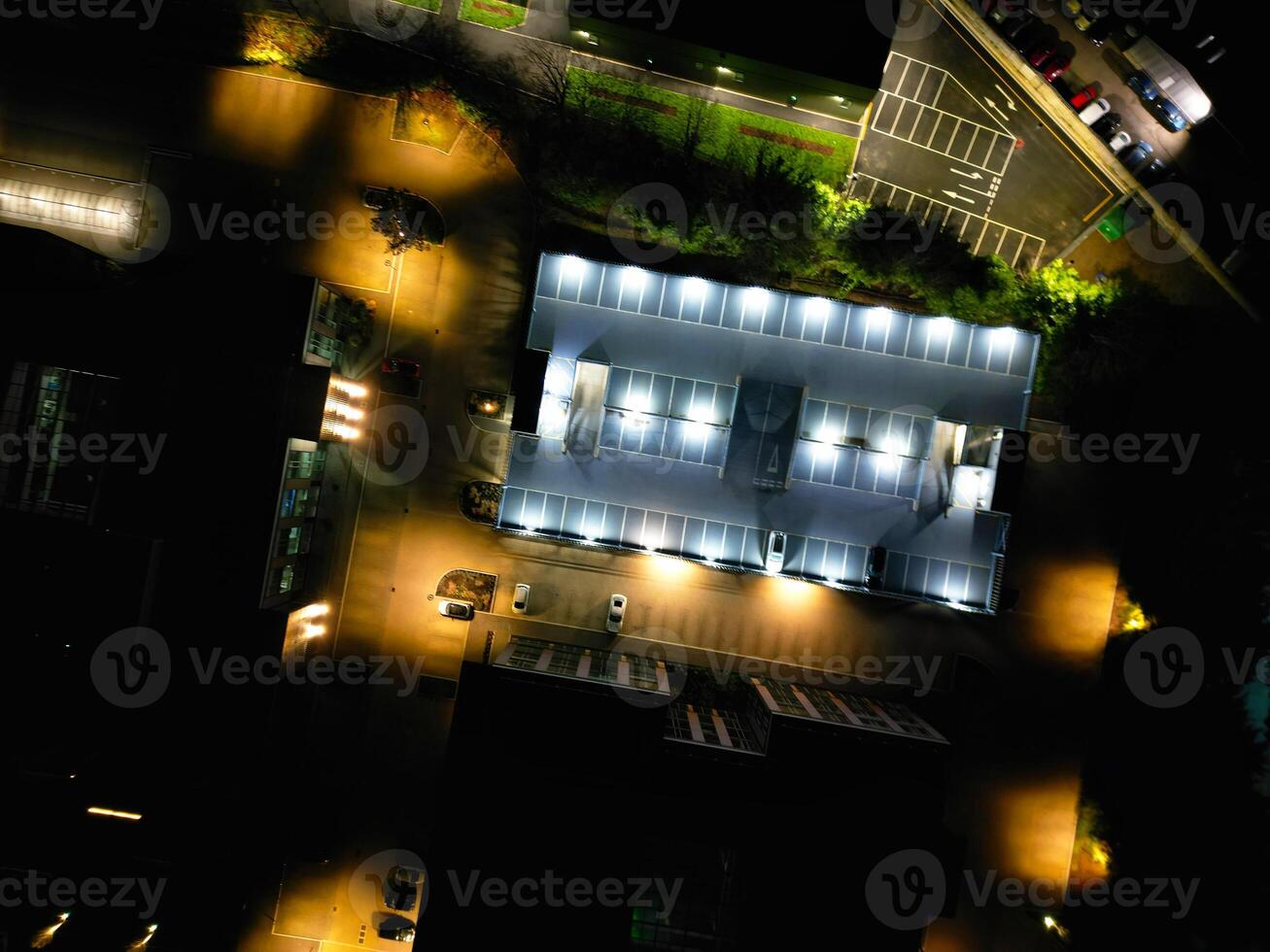 aéreo ver de iluminado watford ciudad de Inglaterra Reino Unido a noche. marzo tercero, 2024 foto