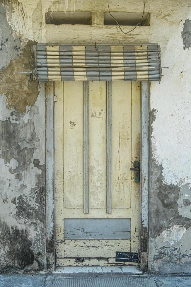 un antiguo y antiguo de madera puerta con un bambú cortina a el parte superior foto