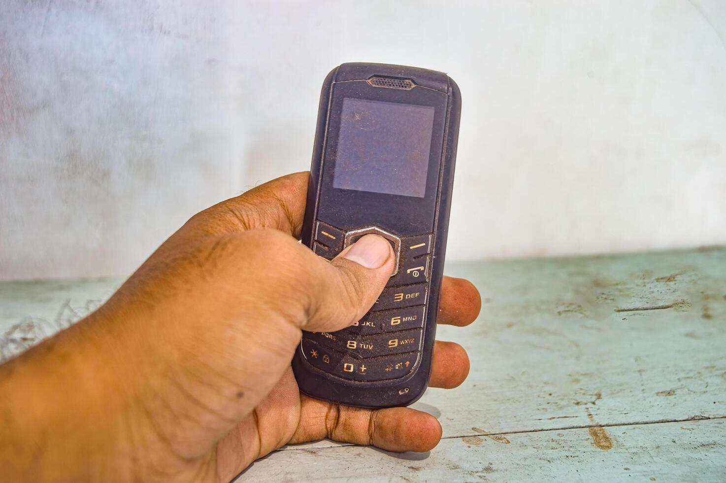 mano participación un antiguo Teléfono móvil foto