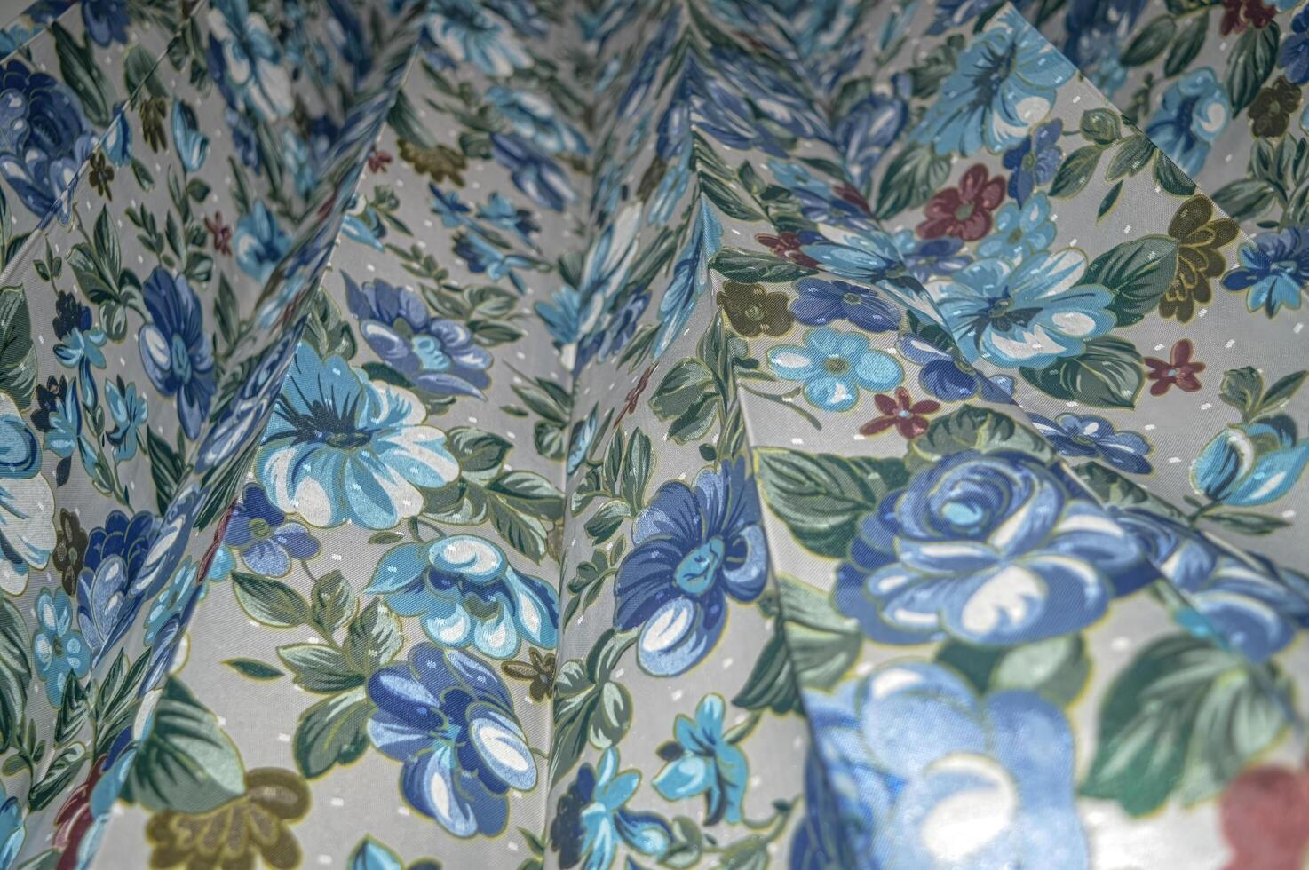a curtain cloth with a floral motif photo