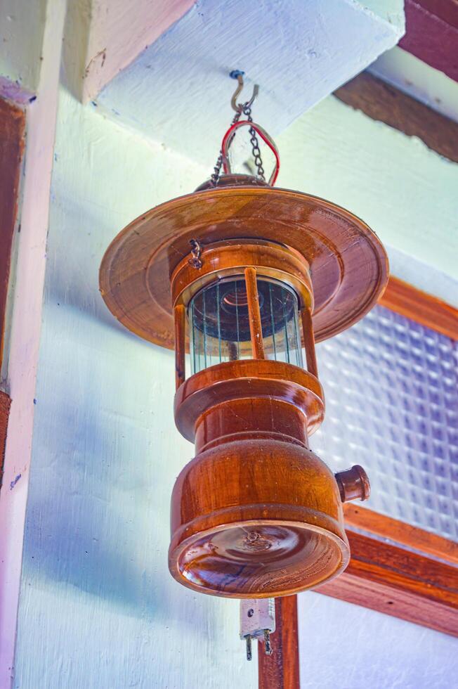 colgando antiguo de madera petromax lámpara decoración foto