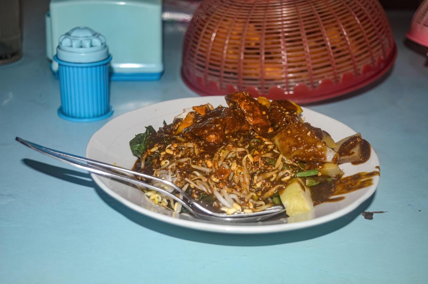 un plato de rujak cingur servicio en un comida mesa es un típico este javanés alimento. Perfecto para foto ilustración, artículo, o ninguna Cocinando contenido.