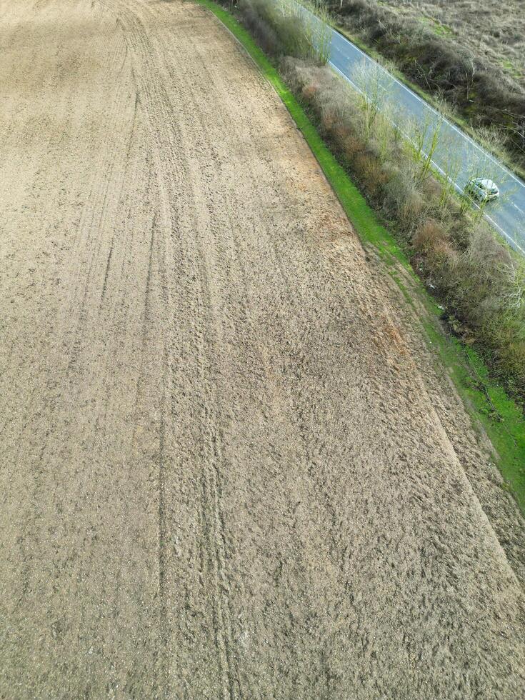 aéreo ver de británico campo y agrícola granja tierra a pueblo de Inglaterra Reino Unido. marzo 1º, 2024 foto