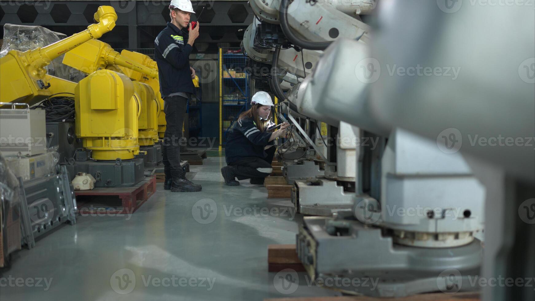 ambos de ingenieros trabajando juntos en un robótico brazo fábrica, robótico brazo industria y Ingenieria concepto. foto