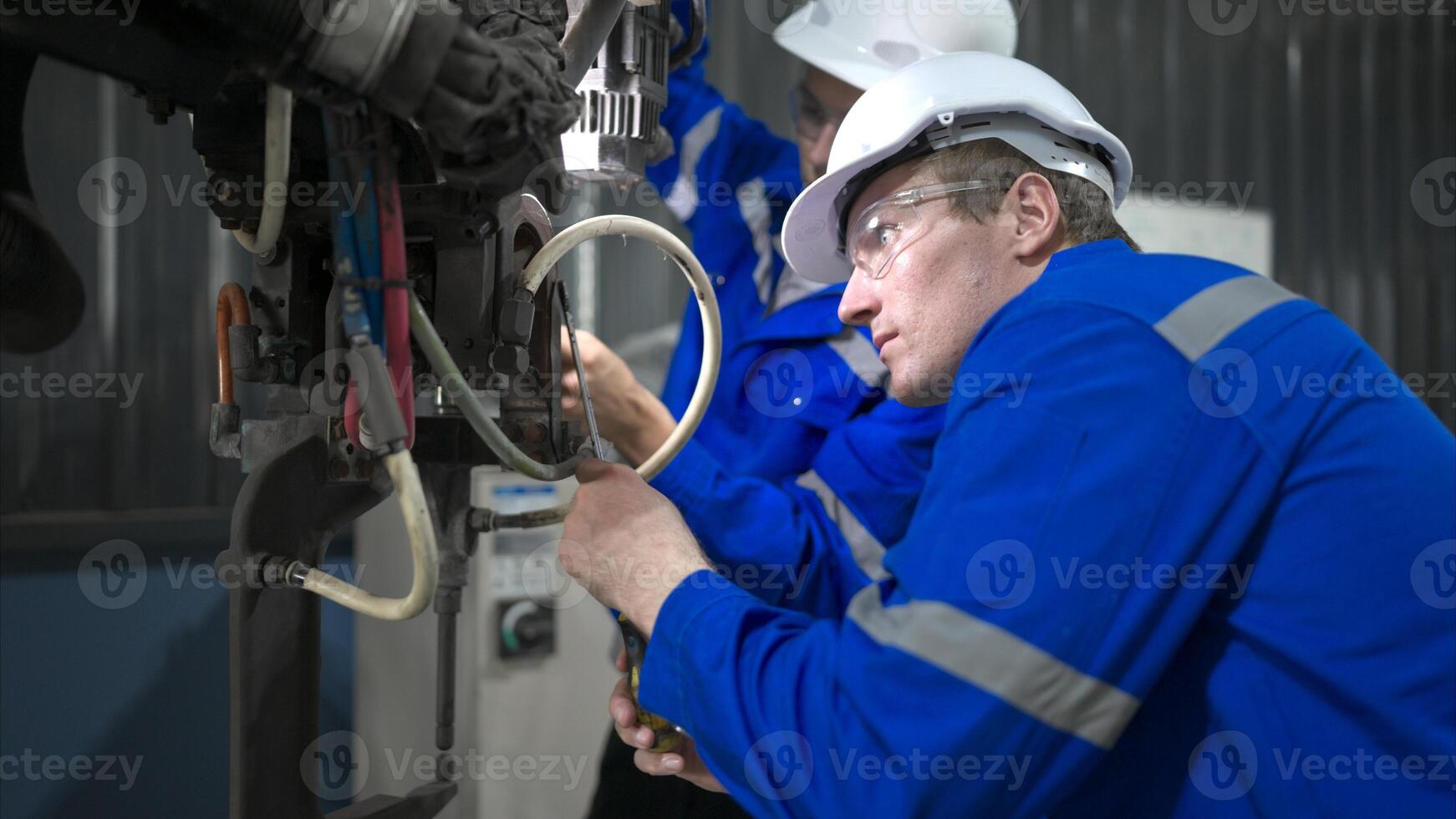 ambos de ingenieros trabajando juntos en un robótico brazo fábrica, robótico brazo industria y Ingenieria concepto. foto