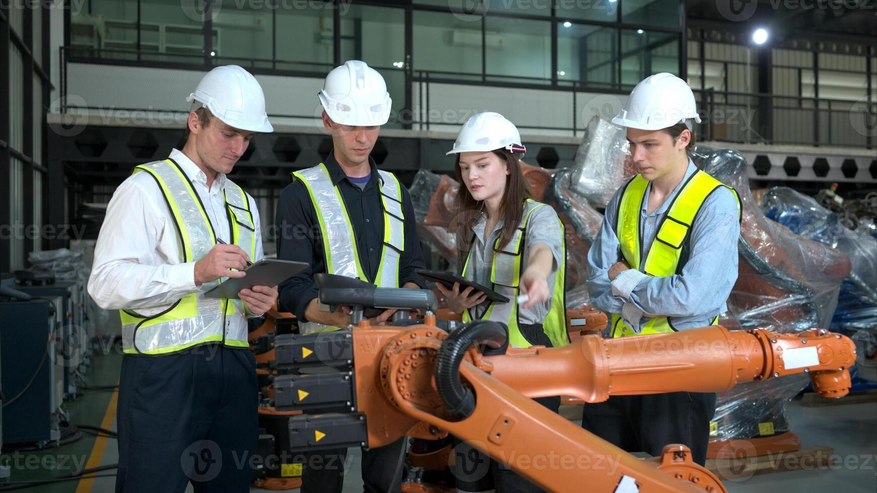 grupo de ingenieros y técnicos trabajando juntos en un robótico brazo fábrica. inspeccionando robot brazo antes de entregando a clientes foto