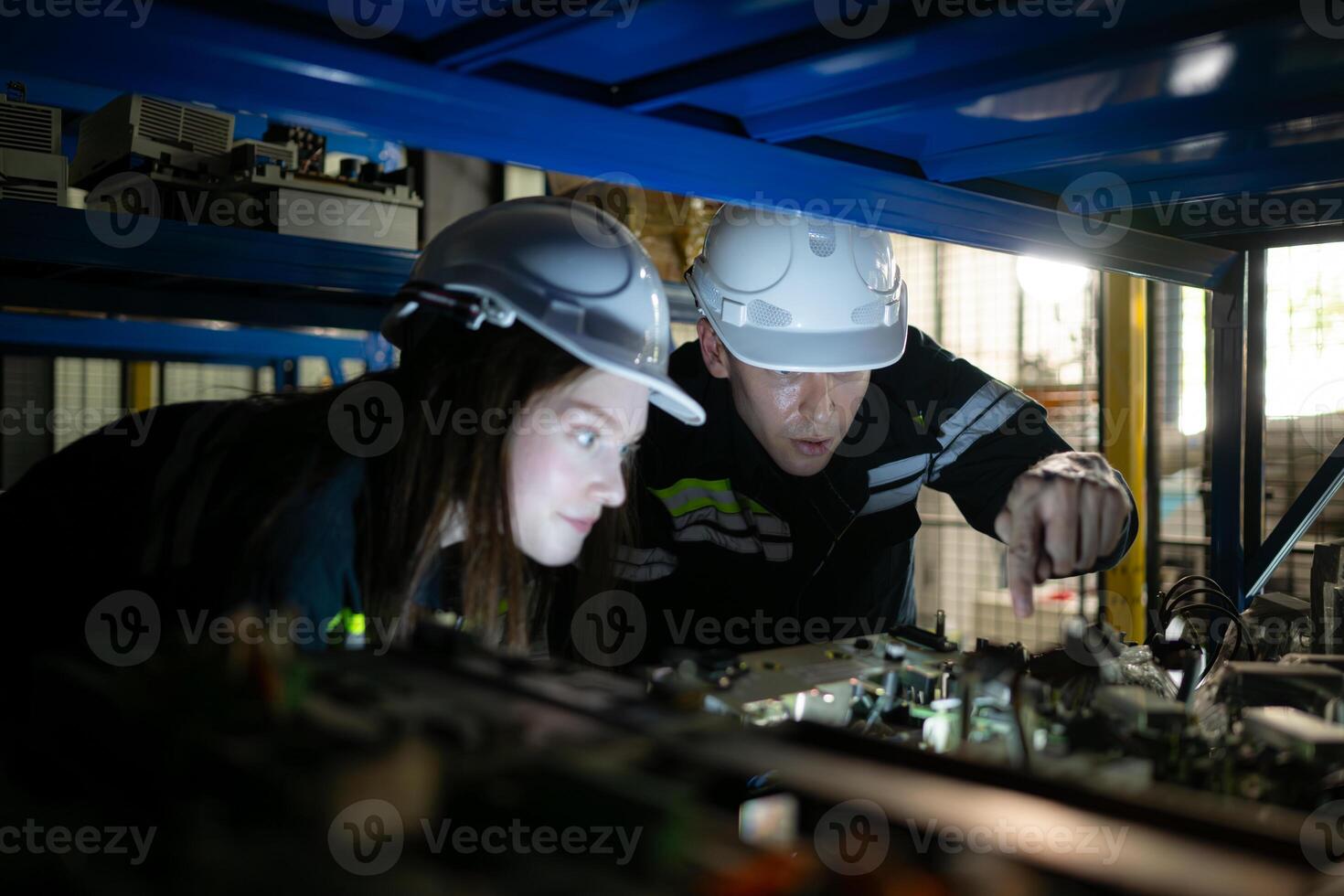 un joven hembra ingeniero y un masculino supervisor trabajo juntos en robótico brazo de repuesto partes depósito, robótico brazo industria y Ingenieria concepto. foto