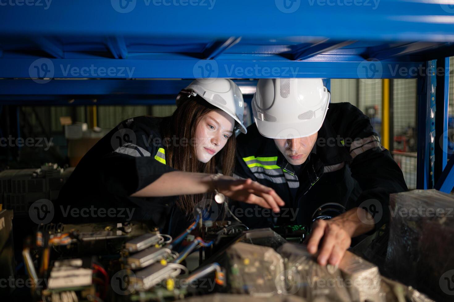 un joven hembra ingeniero y un masculino supervisor trabajo juntos en robótico brazo de repuesto partes depósito, robótico brazo industria y Ingenieria concepto. foto