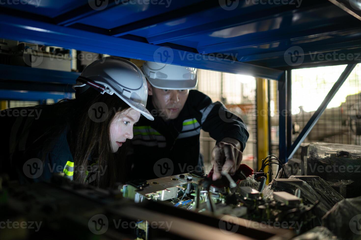 un joven hembra ingeniero y un masculino supervisor trabajo juntos en robótico brazo de repuesto partes depósito, robótico brazo industria y Ingenieria concepto. foto